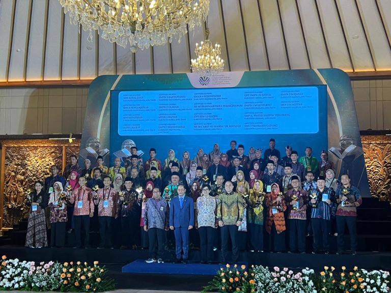 Penerimaan Piagam Adiwiyata Nasional 2024